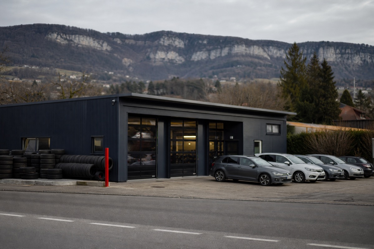 Le garage de Nyon, façade sombre au pied du Jura